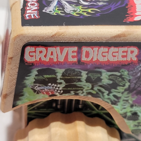 Monster Jam Grave Digger exclusive 2017 real wood building toy assembled - Picture 9 of 16